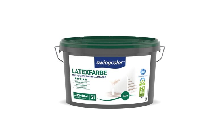 Bild zeigt einen 5-Liter-Eimer matt-weißer Latexfarbe der Marke Swingcolor, geeignet für Wohnräume, mit hoher Deckkraft und Reichweite von 35-40 m², sowie Umweltfreundlichkeits- und Qualitätskennzeichnungen.